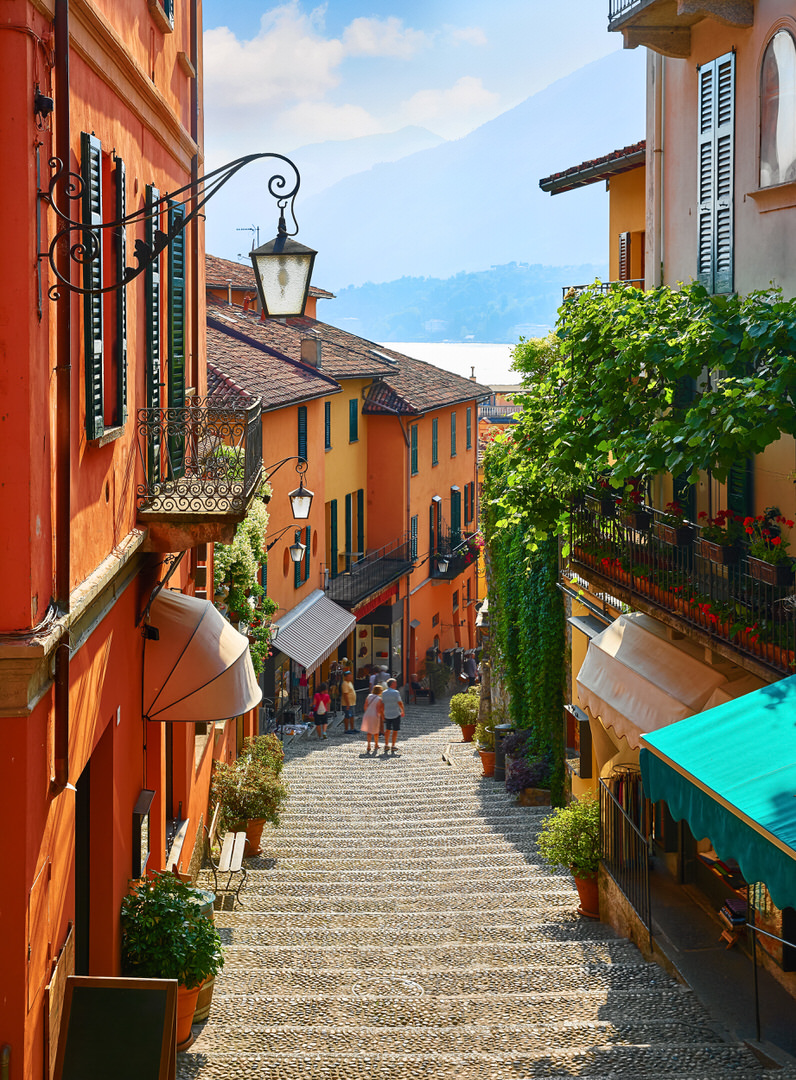 Фотообои Улочка с уютными ресторанами. Италия