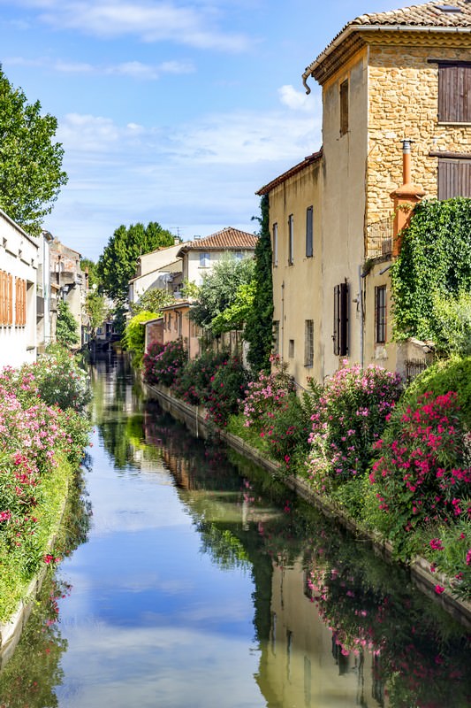 Фотообои Водный канал в городе Оранж. Франция