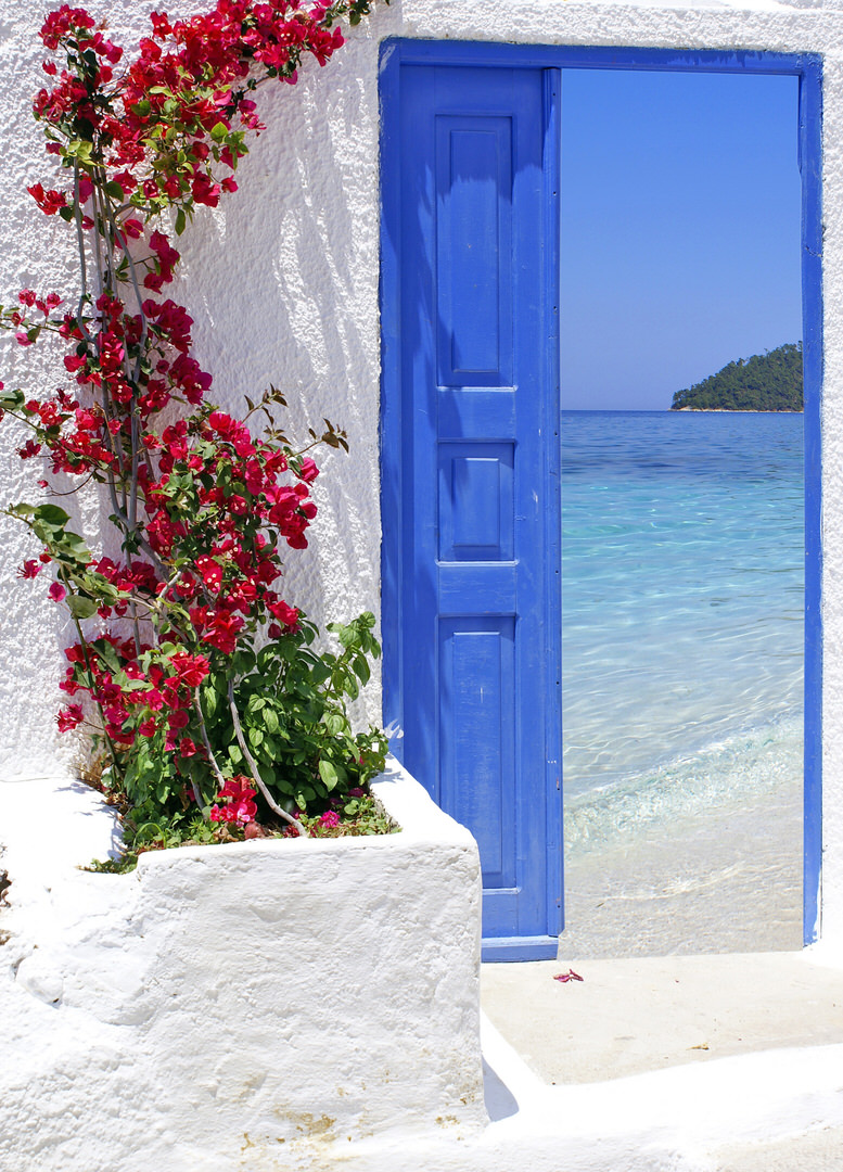 Фотообои Дверь с прекрасным видом на остров Санторини, Греция