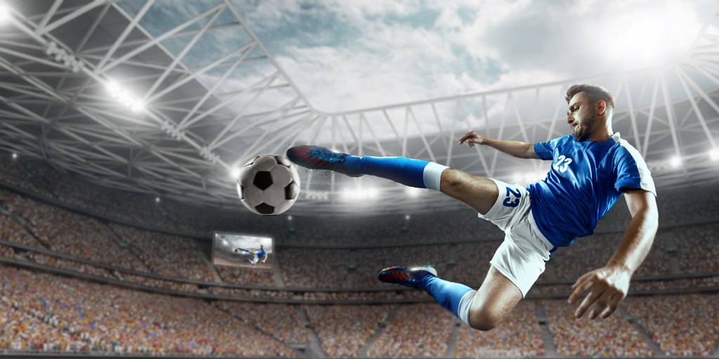 Фотообои Футболист бьет по мячу 