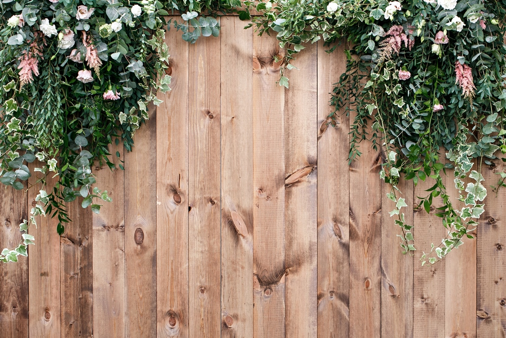 Фотообои Деревянная стена с зеленью