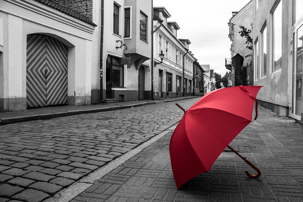 Фотообои Красный зонт на серой улице