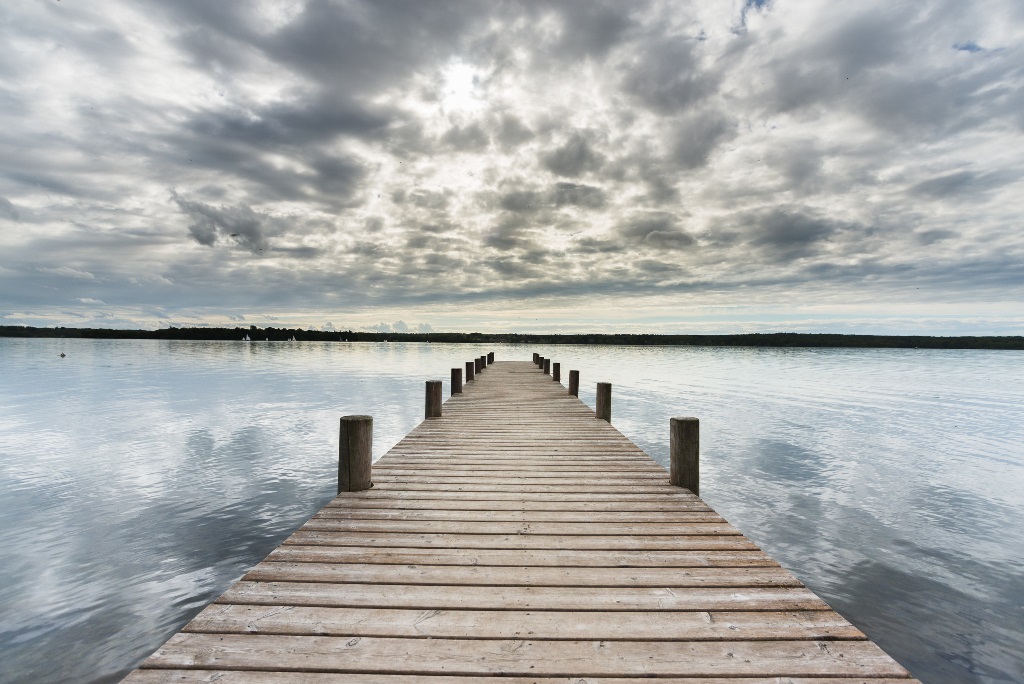 Фотообои Деревянный мост у красивого озера