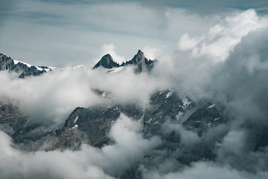 Фотообои Горные вершины в облаках 