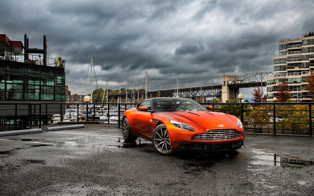 Фотообои Aston Martin оранжевый