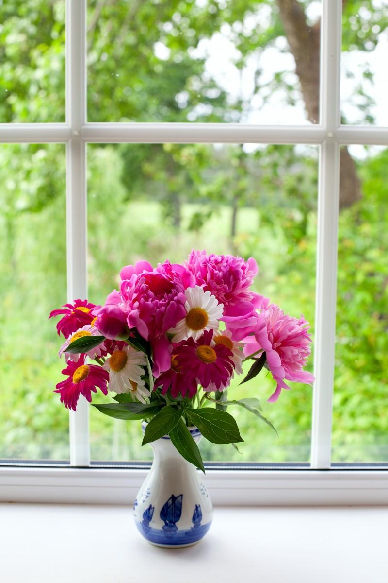 Фотообои вид из окна Ваза с цветами 