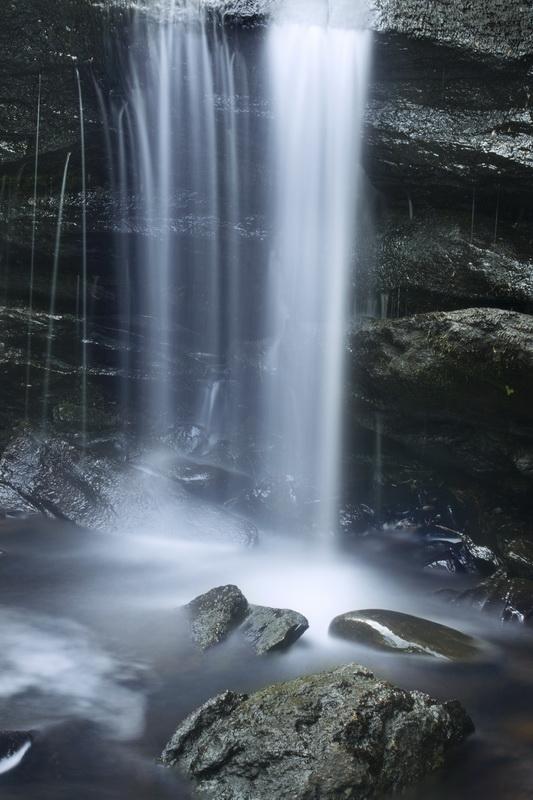 Фотообои вид из окна Темный водопад 