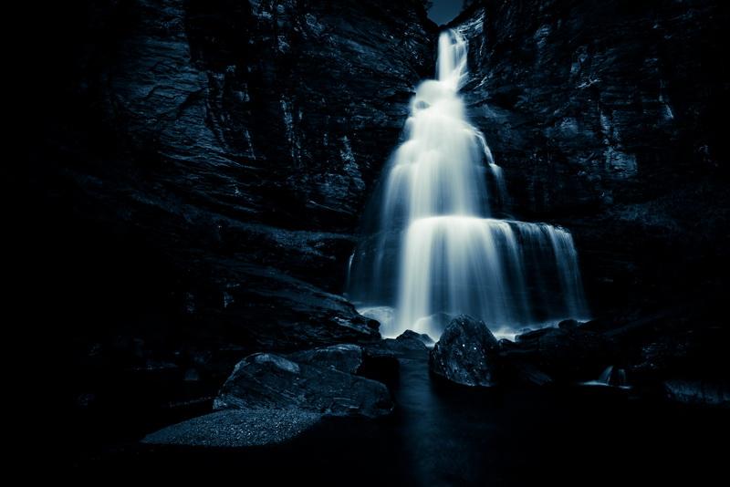 Фотообои Черно-белое изображение водопада 