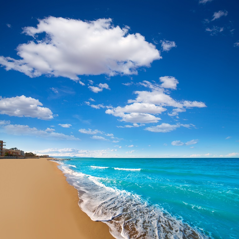 Фотообои Пляж с голубым летним небом в Испании