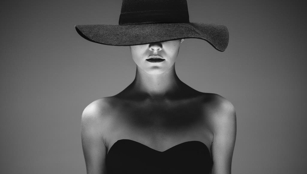 Фотообои Элегантная женщина в шляпе