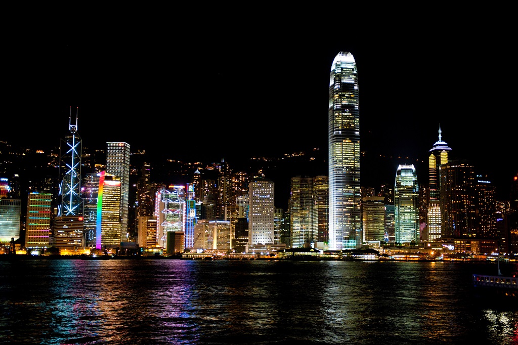 Фотообои Вид на ночной Гонконг через пролив Виктория