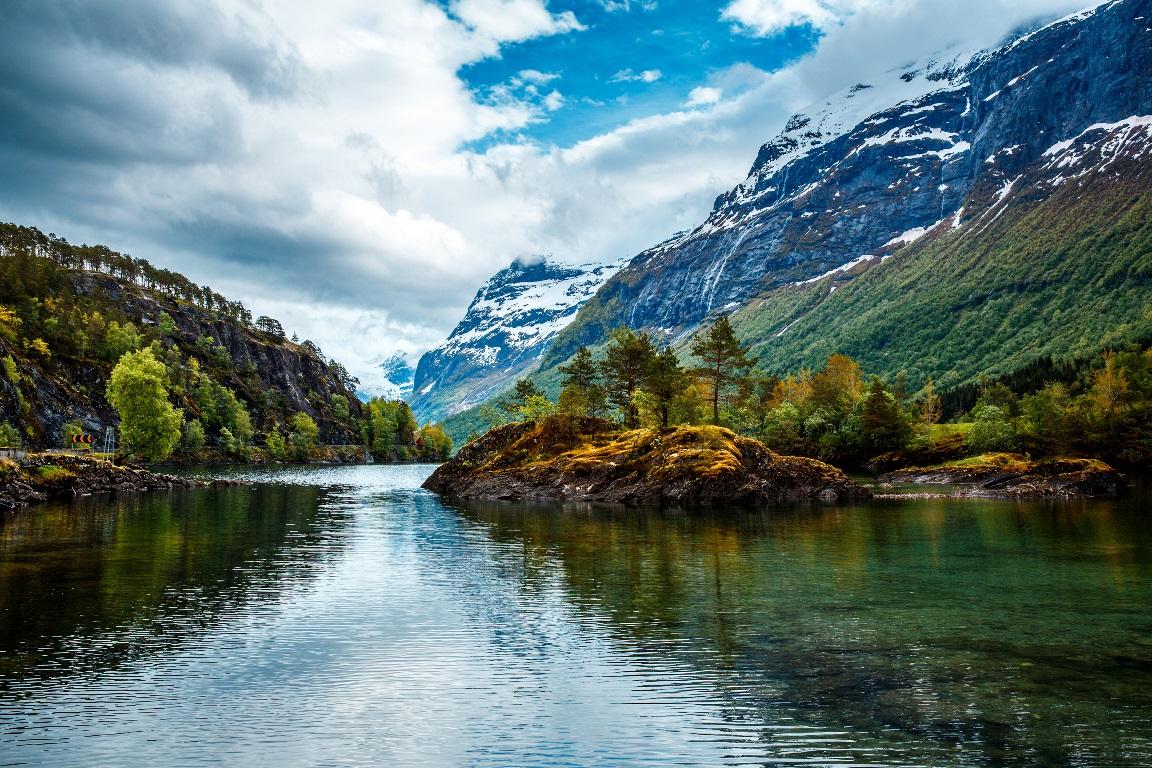 Фотообои Красивое озеро в Норвегии. Природа