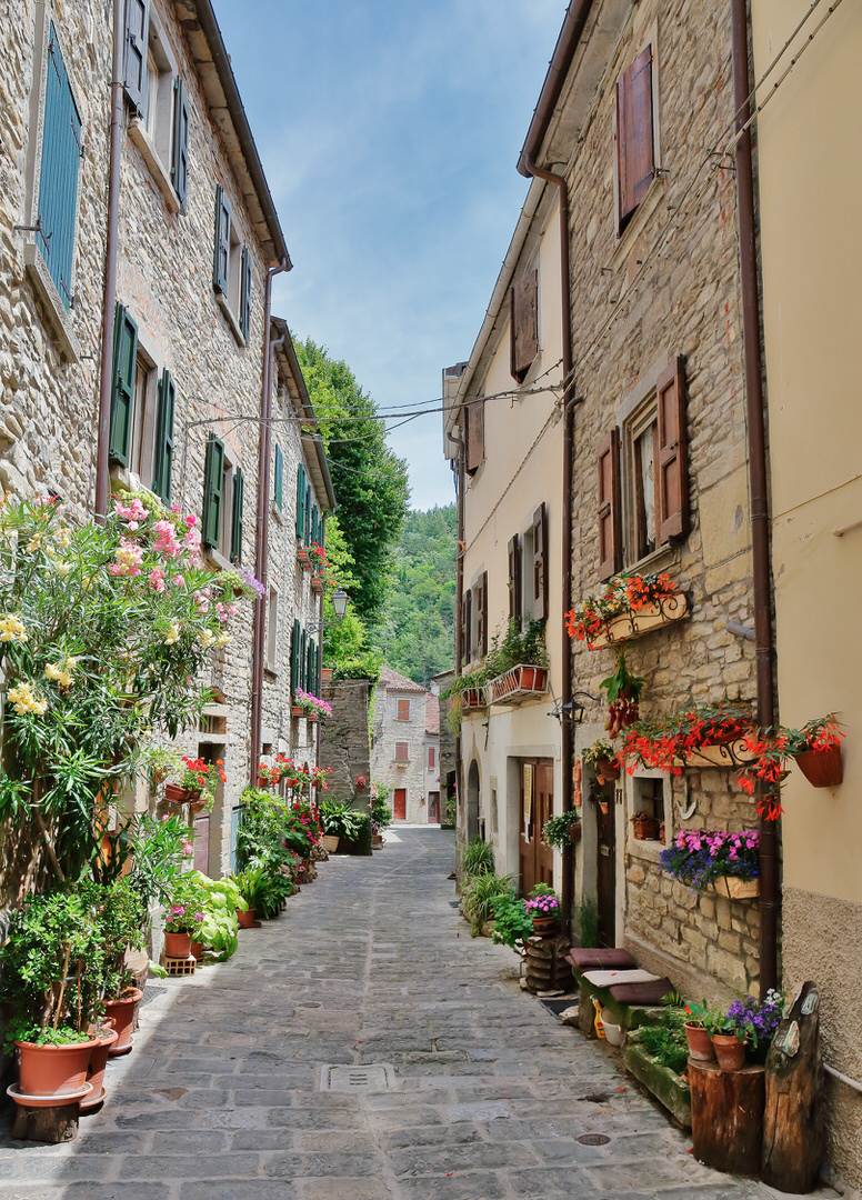 Фотообои Узкая улица с цветами в Италии
