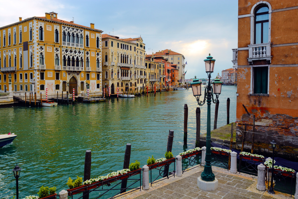 Фотообои Пирс с цветами на Гранд-канале, Венеция
