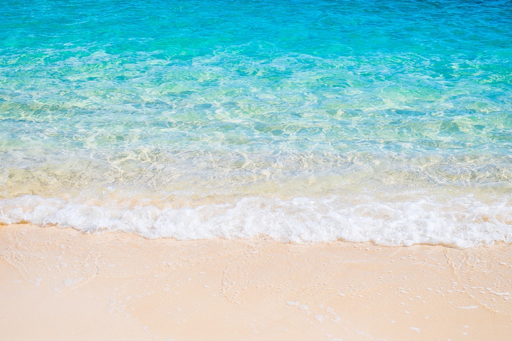 Фотообои Пляж с белым песком и синей морской волной