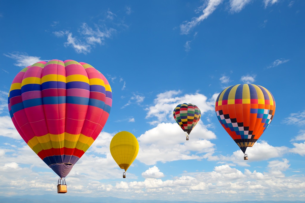 Фотообои Воздушные шары летят по небу