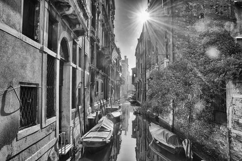 Фотообои Луч в городе на воде 