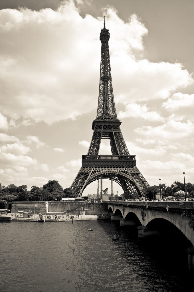 Фотообои Эйфелева башня черно-белая