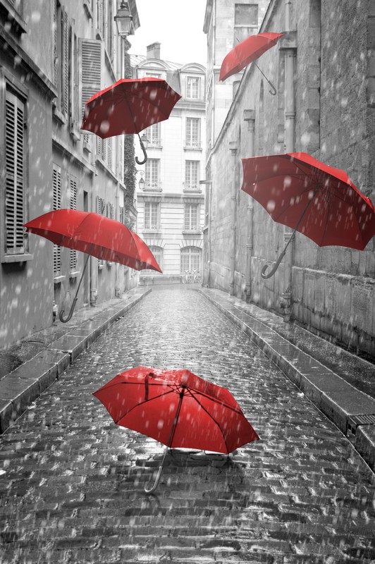 Фотообои Красные зонтики летят по улице