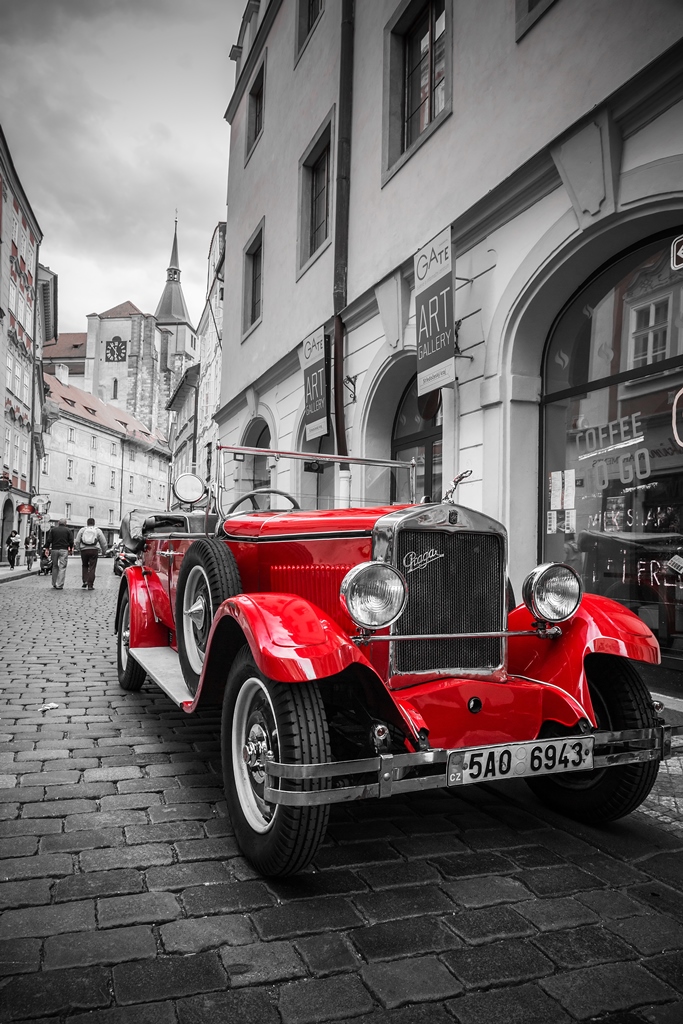 Фотообои Знаменитый исторический красный автомобиль Praga на Пражской улице