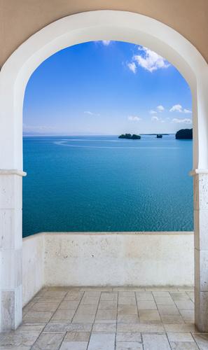 Фотообои вид из окна Арка с видом на море 