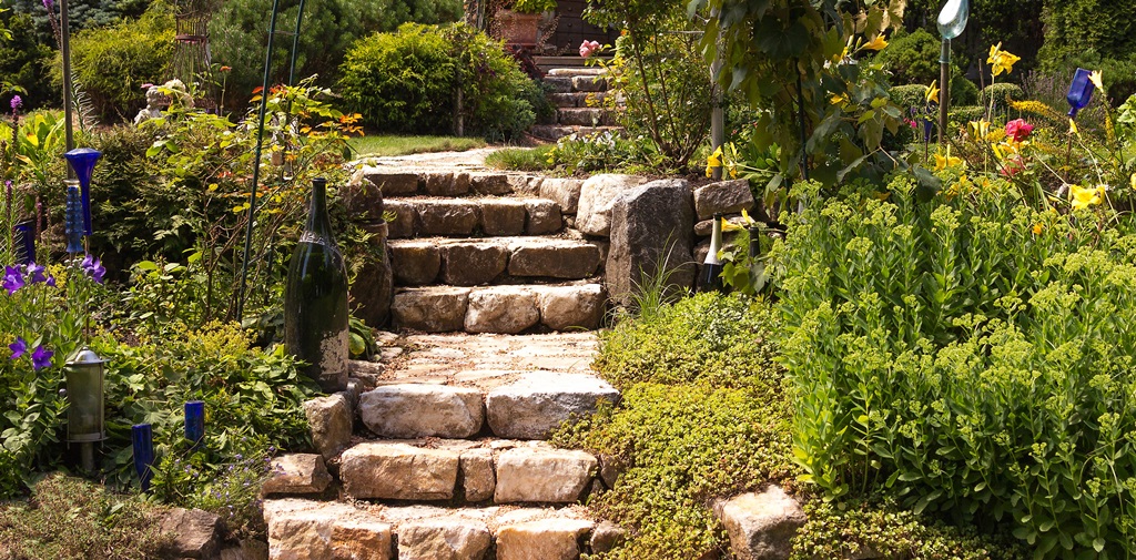 Фотообои Каменные ступени в саду