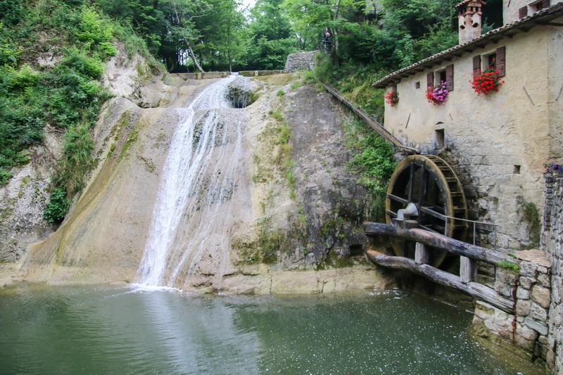 Фотообои Водопад в деревне 
