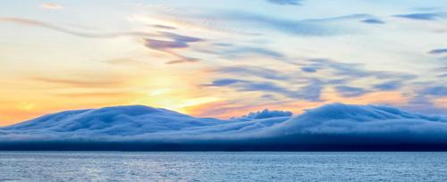Фотообои Море, горы и облака 