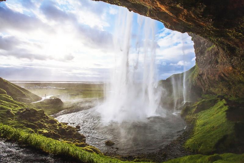 Фотообои Вид на водопад изнутри пещеры 