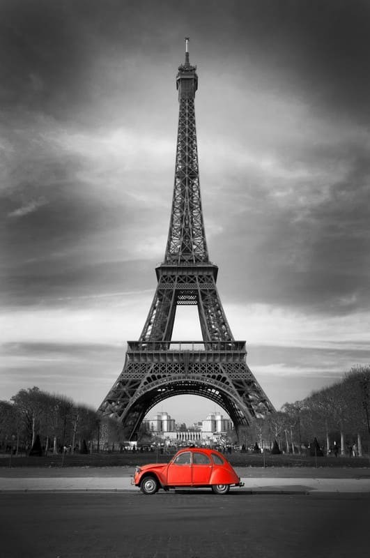 Фотообои Красная машина на фоне Эйфелевой башни
