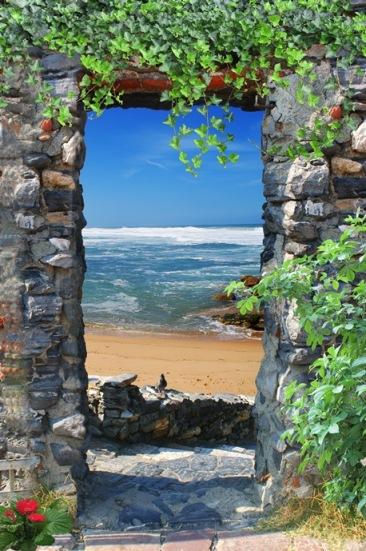 Фотообои Вид из каменной арки на море
